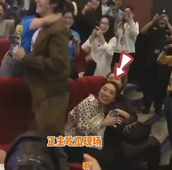 网友横店夜市偶遇张颂文,张颂文逛夜市被粉丝围堵