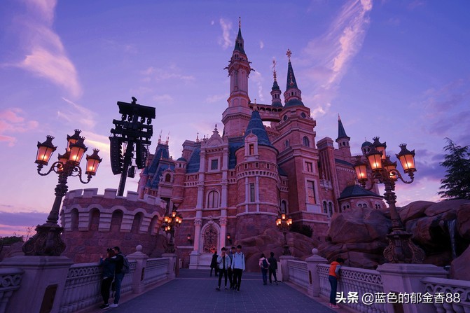 周末白相里的一张床、一群朋友、暴走于迪士尼乐园