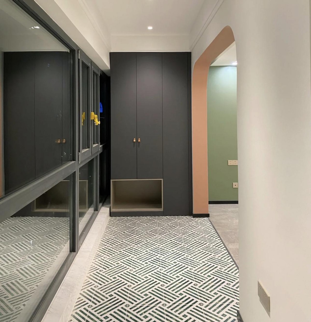 阳台做地台还是通铺瓷砖好,阳台地面铺瓷砖还是地板