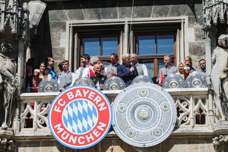 拜仁莱万诺伊尔,莱万踢伤马内