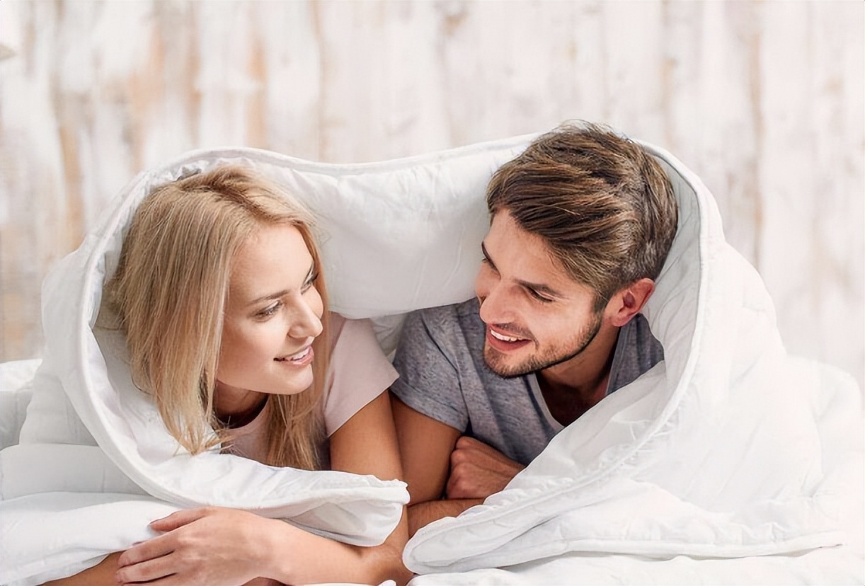 女子身上长虫医生拿镊子治疗,女子体内有蜱虫被医生拿镊子拔出