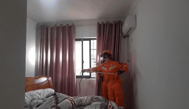 男子睡觉被蛇缠脚,男子被蛇缠腿3米