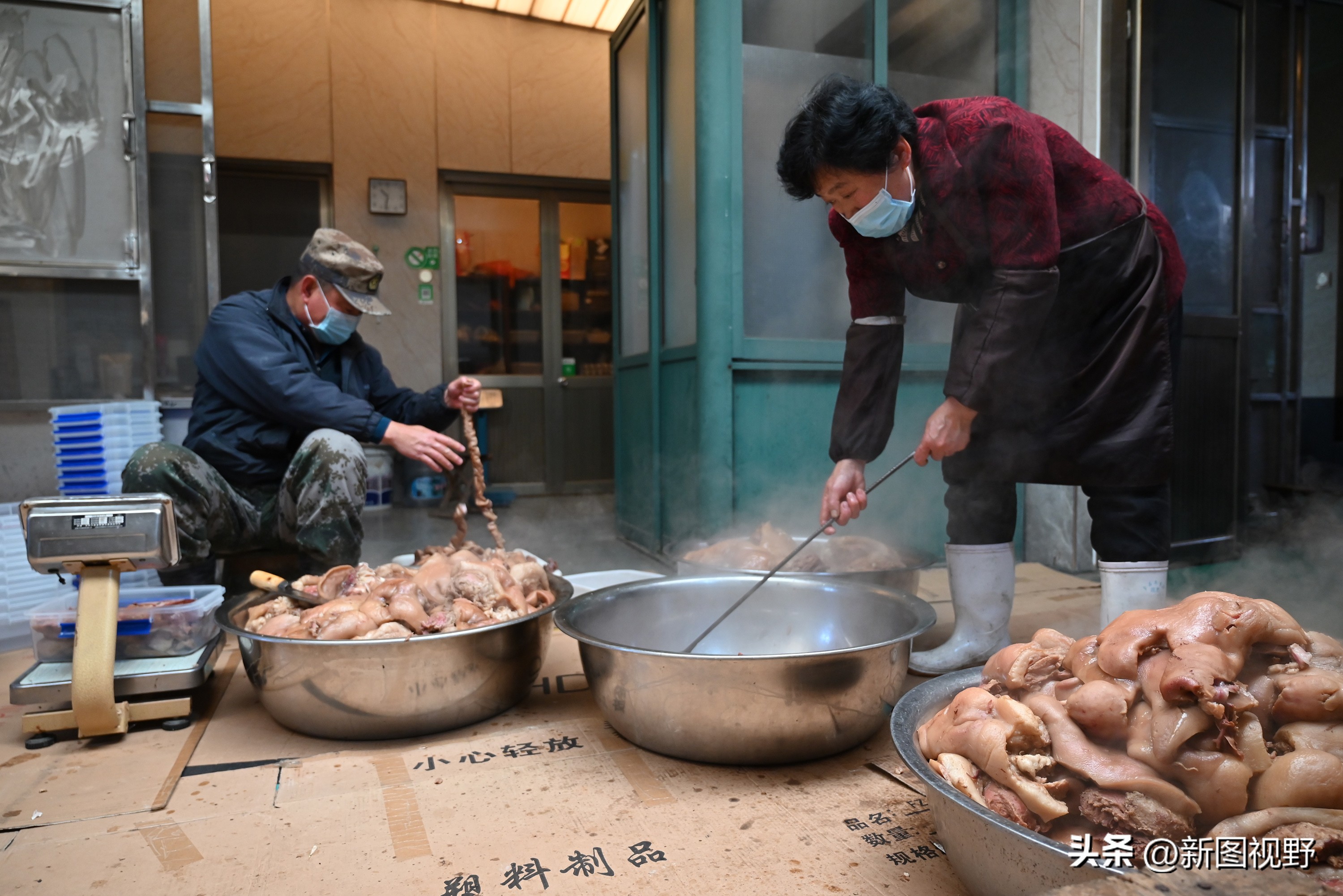 农村夫妻秘制“下酒菜”，4个月卖掉5000多个猪头，进账100多万元