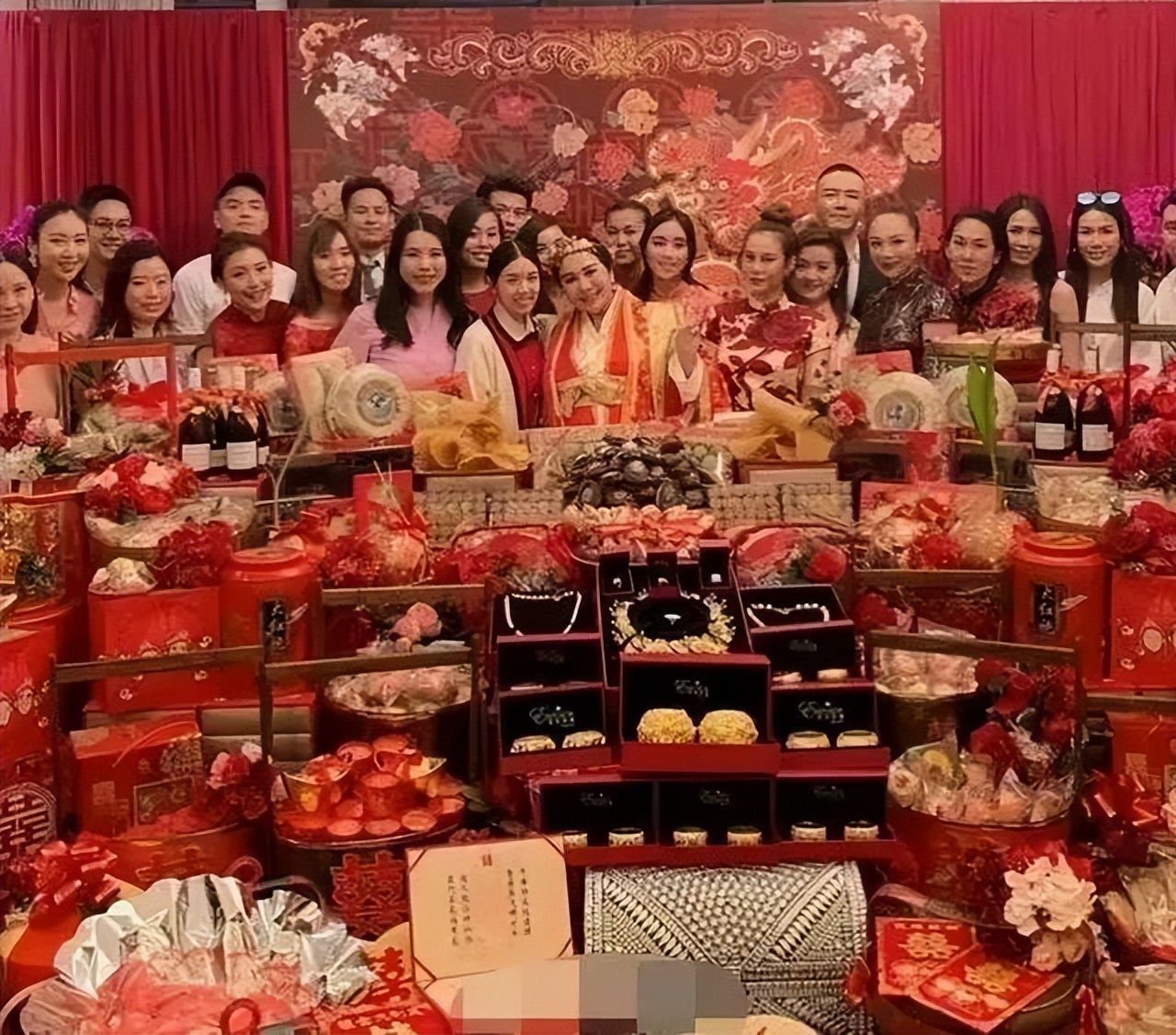 高调亮相戛纳，章泽天真没怀三胎？