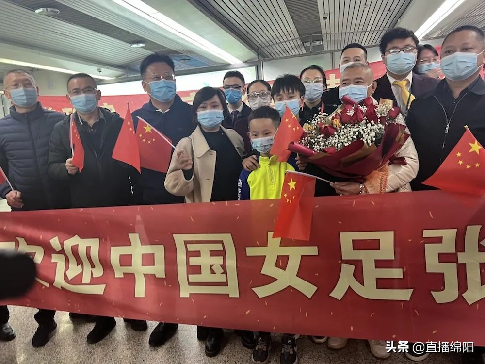 女足国脚张琳艳回乡,中国女足张琳艳回家乡获奖