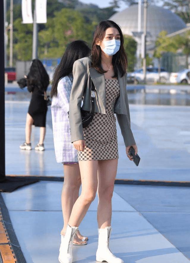 夏季女生穿搭牛仔短裤学生党,学生普通黑短裤搭配什么上衣好看