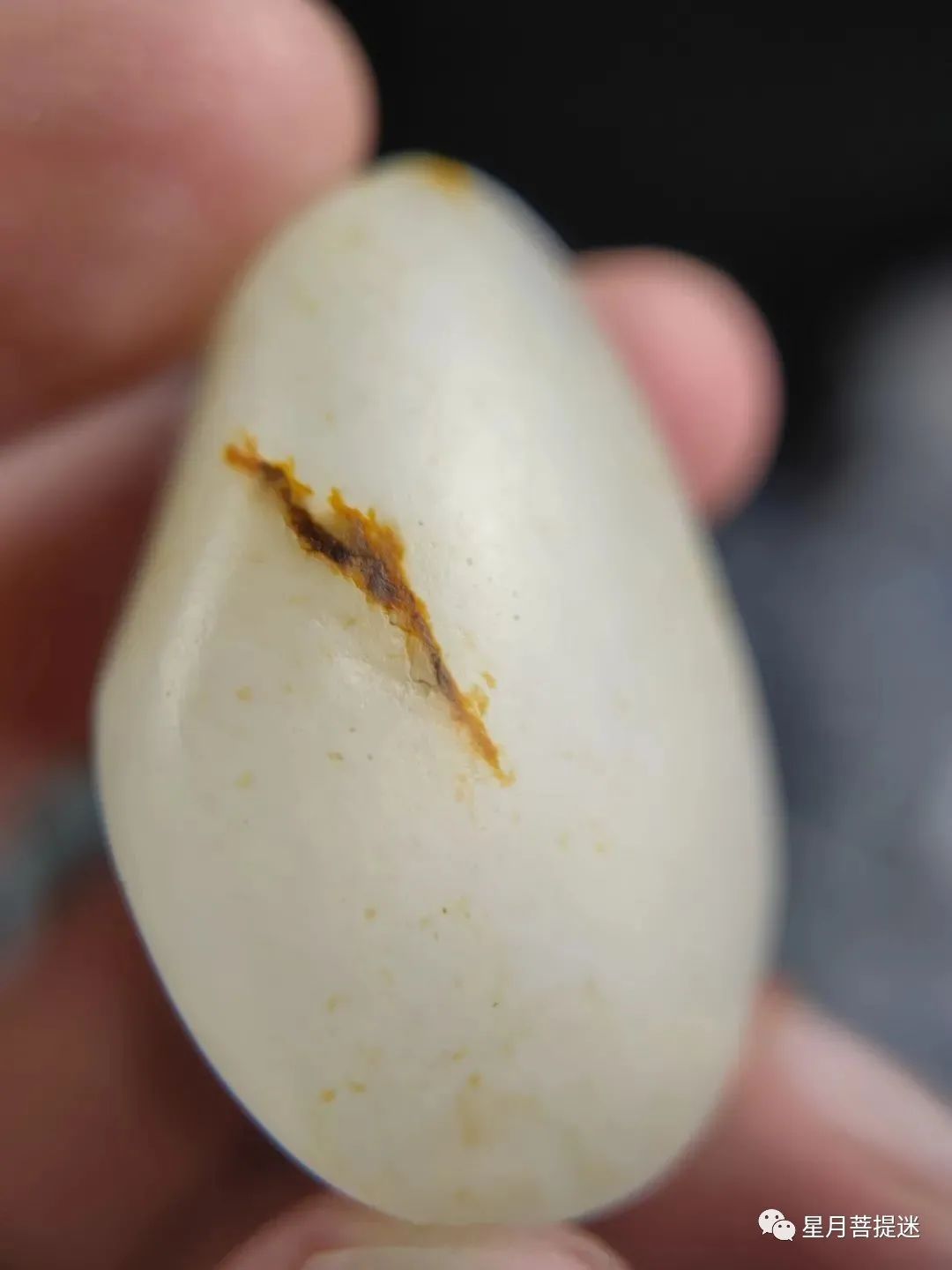 和田玉籽料棉与白皮的区别,染色和田玉籽料盘玩会掉色吗