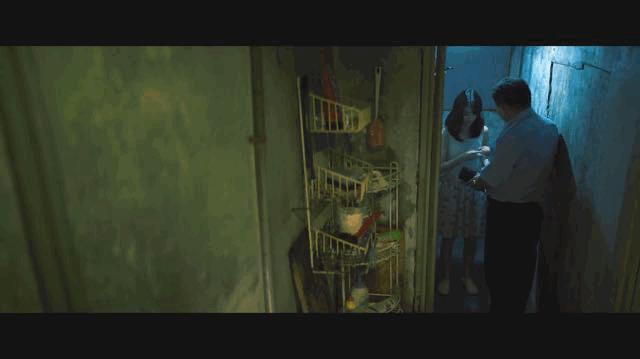 弑亲、卖肉、*拍偷**，尺度爆表，如此生猛的华语片，惊到我了