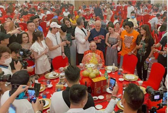 来内地养老的七位港星：农村盖大别墅，免费坐公交，生活很滋润