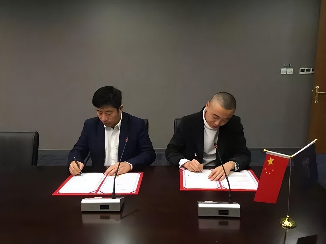 182万买手机靓号，诈骗13亿入狱，万里大造林的*相贵陈**又东山再起