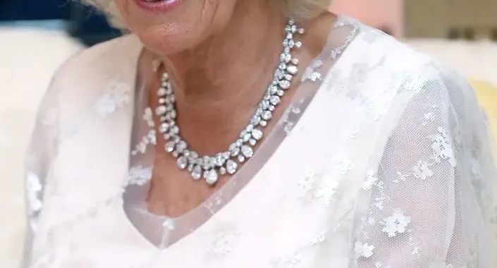 英国王后卡米拉年轻时身材好吗,卡米拉黛妃的珠宝