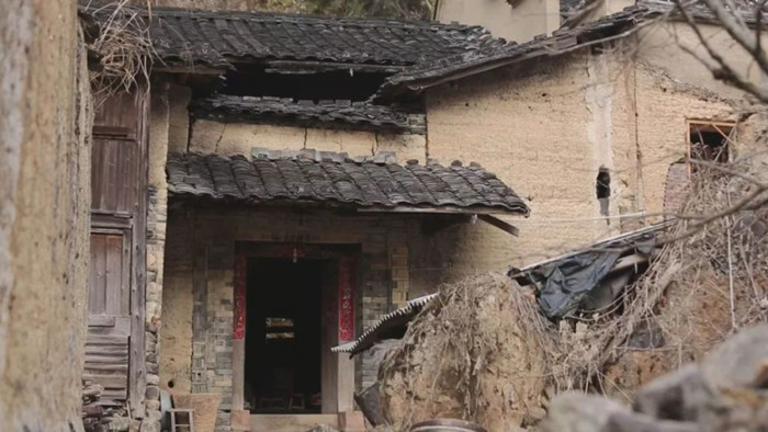 漂亮寡妇偷吃“*果禁**”，携19岁小伙隐居深山50年，创造了人间奇迹