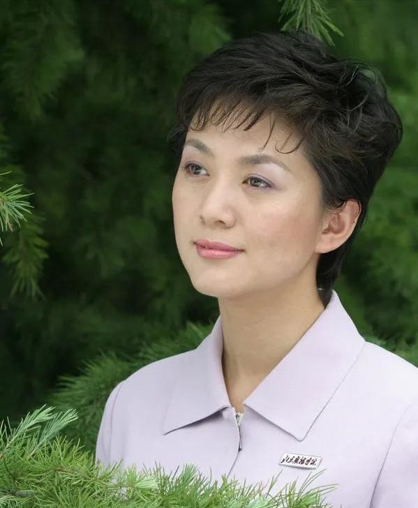 央视美女海霞有孩子吗,48岁主持海霞近照