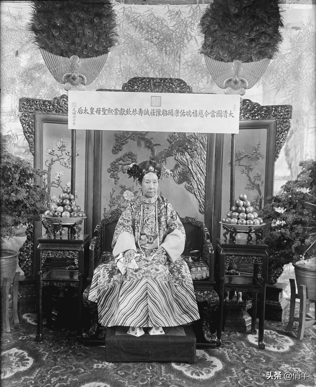 高清老照片：旗人格格大腿岔开豪放洗衣，地主三妻四妾不输女明星