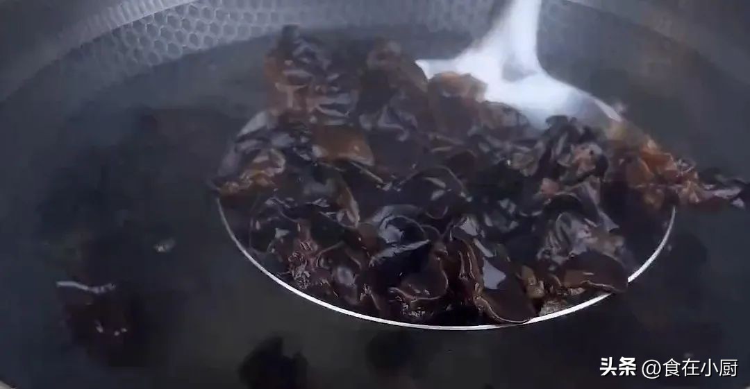 木耳直接用清水洗就可以了吗,新鲜木耳怎么清洗才能除虫卵