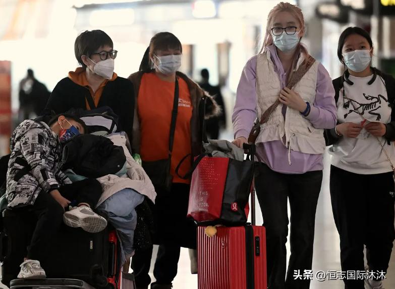 绿卡华人入境被翻行李,华人出境护照被注销