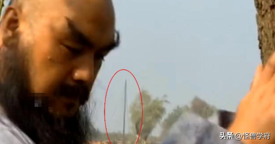 输血管跟电线杆都还能忍，但那个玩手机的，真拿观众当傻子不成？