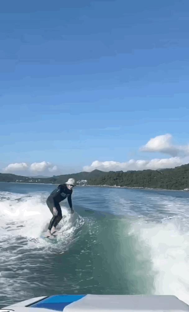 周星驰60岁仍玩海上冲浪，玩超高难度动作让年轻人自叹不如