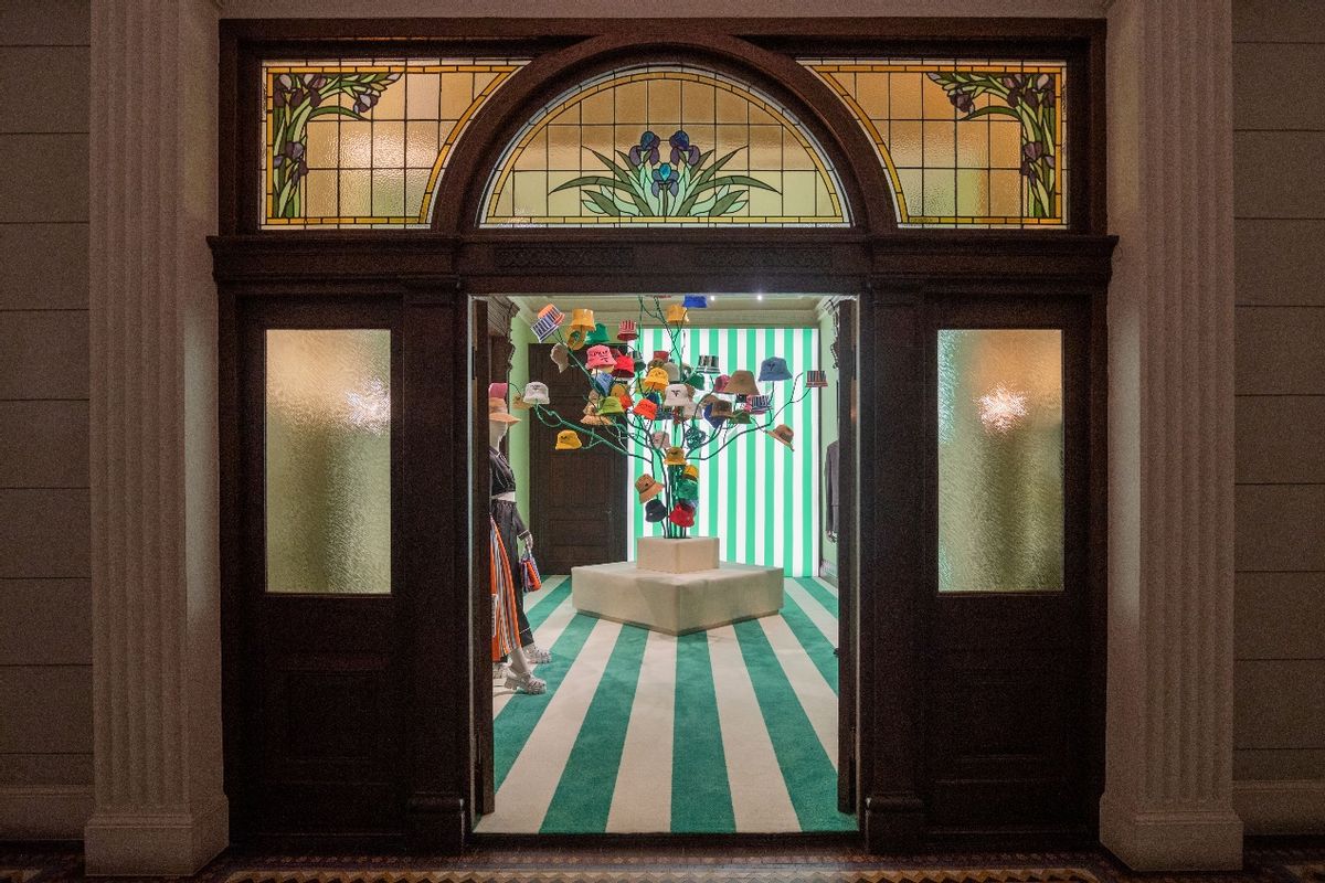 pradatropico快闪店,prada夏季新款黑白条纹风