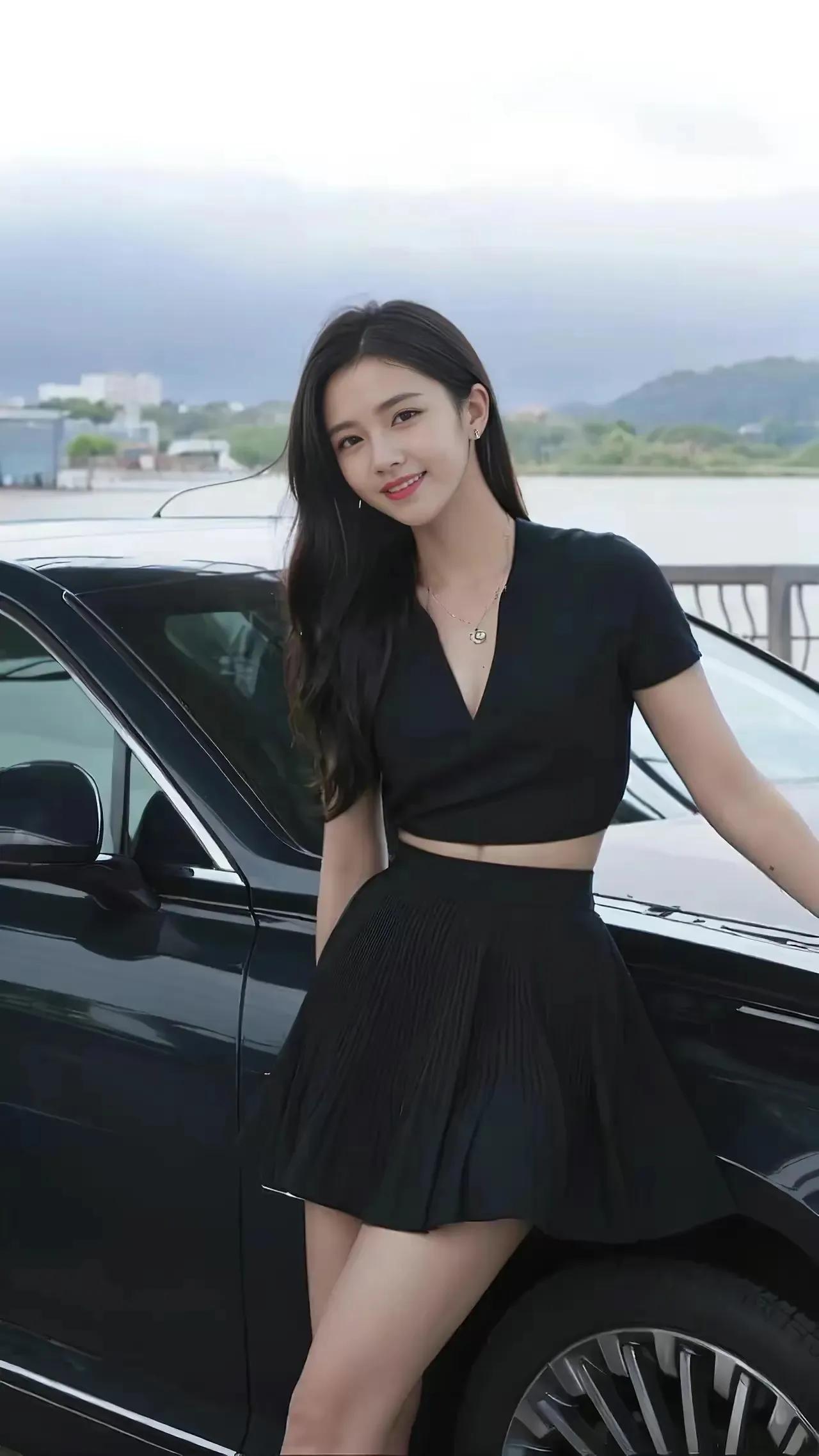 黑色衣服又简约又好看,黑色衣服显庄重而不失优雅