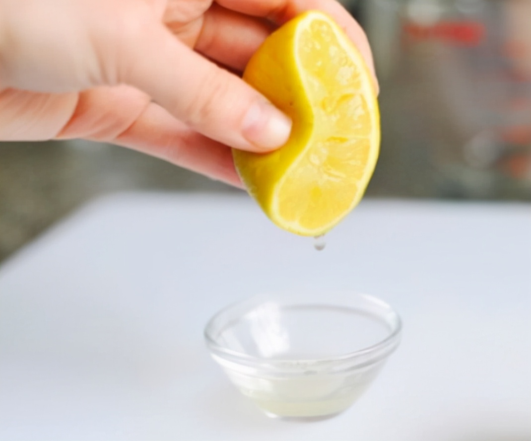 怎么洗发黄的羽绒衫,白色羽绒服洗了会发黄怎么回事