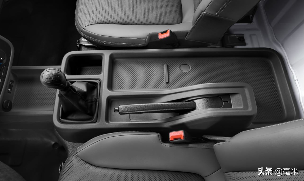 五菱新卡2.0和龙卡发动机一样吗,五菱龙卡有3米6的吗