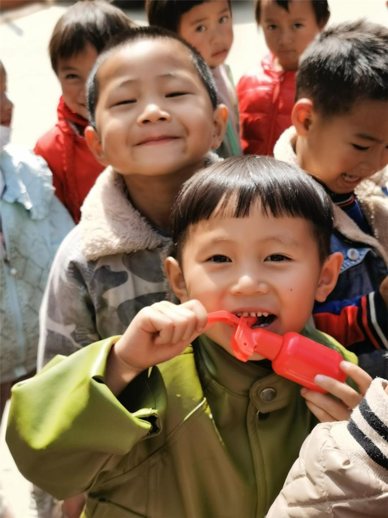 车轱辘上的希望工程，江西五十铃“点亮计划”为留守儿童筑梦