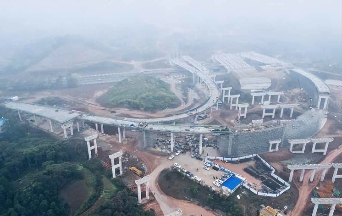 它是重庆最大的高速投资项目，总投资646亿，预计2024年有所收获