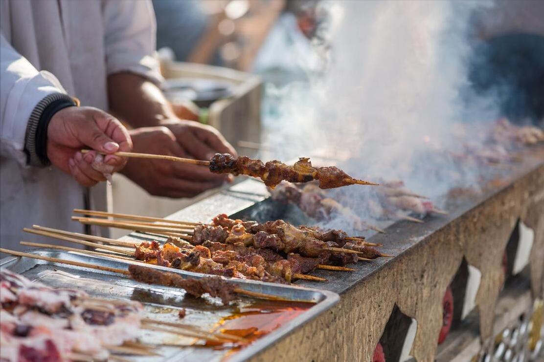 南方人吃烤串vs北方人吃烤串,南方人到东北去吃烤串惊呆了