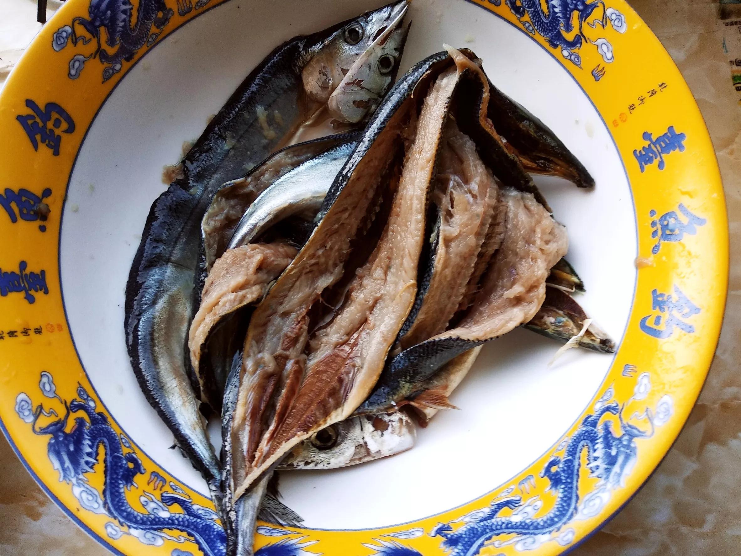 腌咸鱼要不要刮掉鱼鳞,腌咸鱼要不要倒白酒