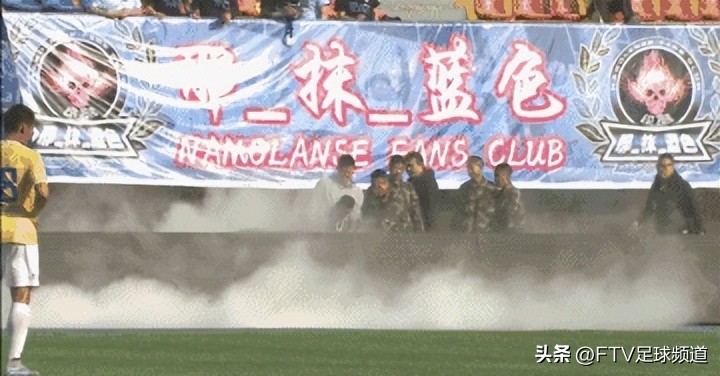 中甲赛场抢戏的广告牌