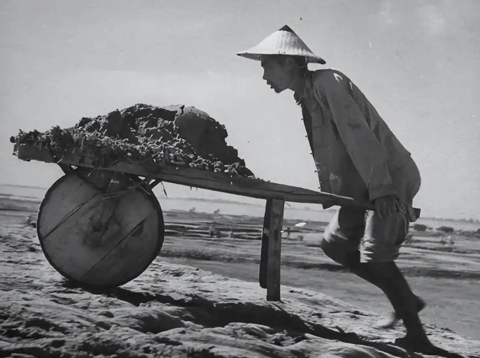 鲁迅发小“闰土”：暗恋同村寡妇，57岁惨死，孙子成为知名学者