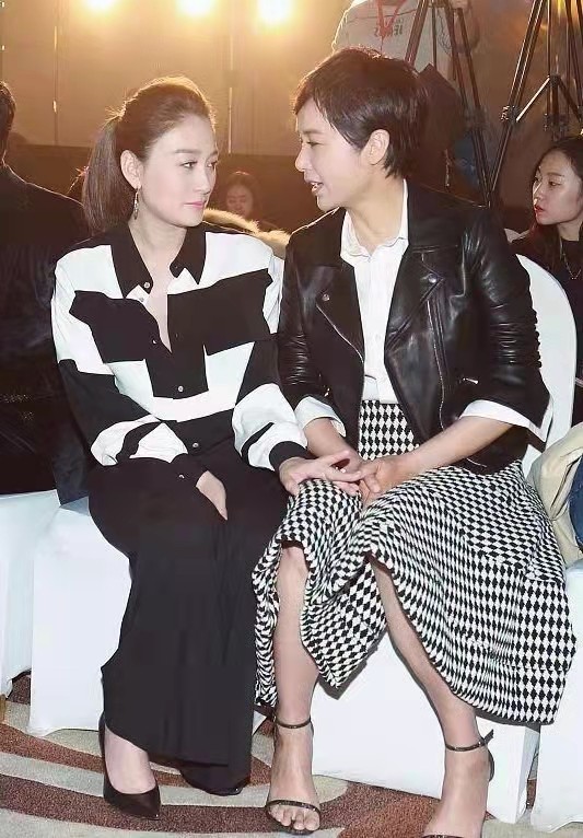 李小冉和蒋雯丽对话,42岁李小冉惊艳亮相