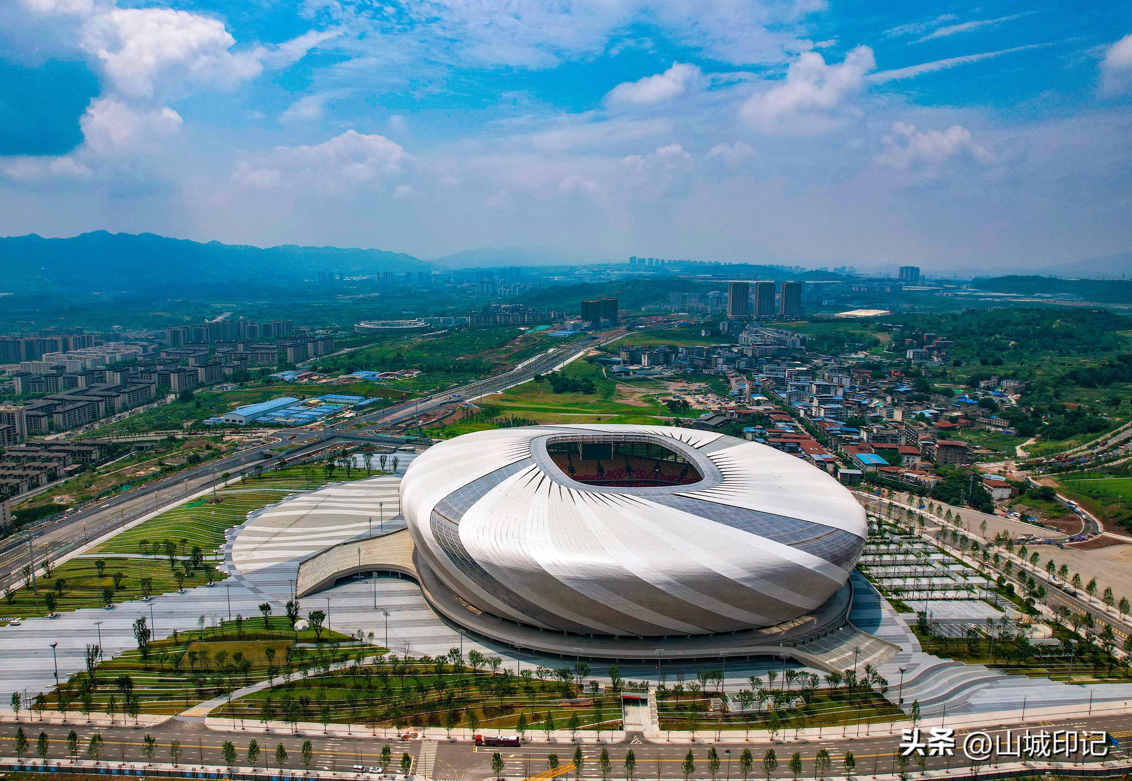 龙兴足球场是重庆首个专业足球场,龙兴足球场演唱会看台最好位置