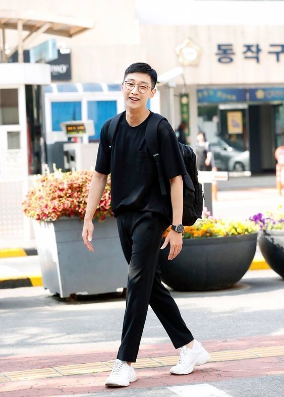 不到175的男生穿这3种裤子超显高,又胖又矮的男人穿什么裤子好看