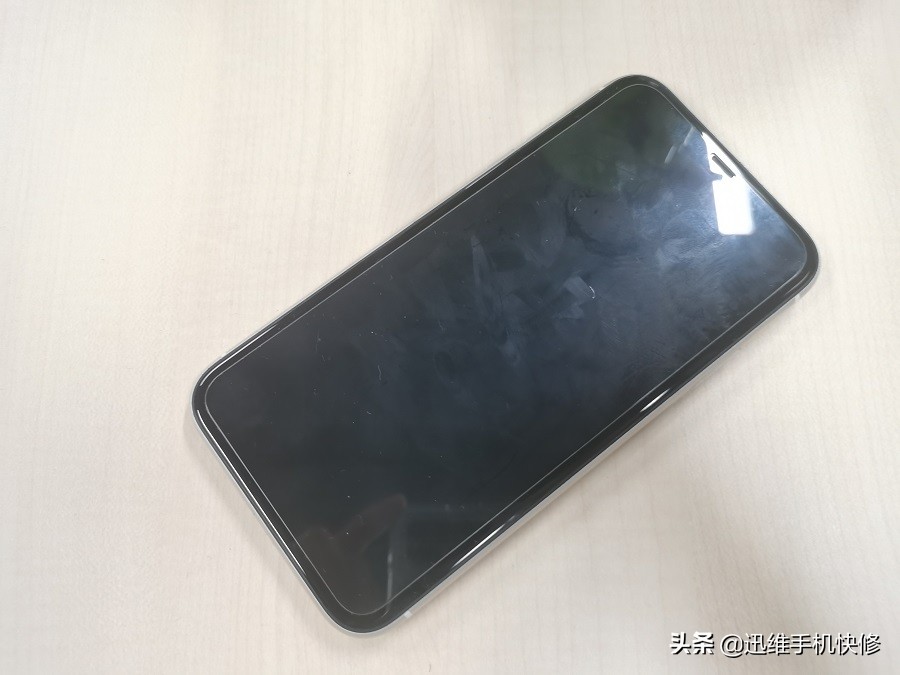 手机进水触屏失灵太阳暴晒可以吗,手机在太阳底下暴晒很烫怎么办