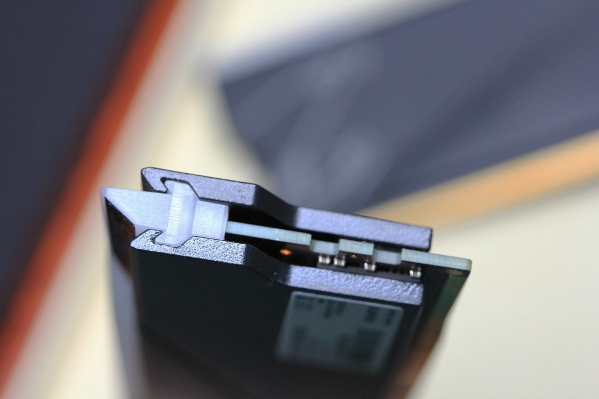 面向高端玩家、可一键超频至6400的技嘉AORUSRGBDDR56000内存条