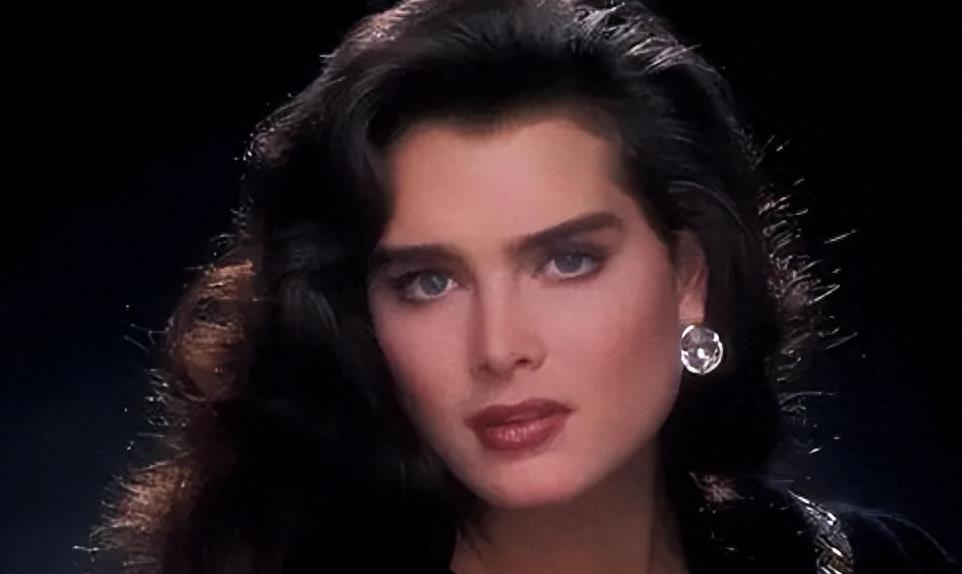 10岁全裸出镜，20岁声称自己仍是处女，“美国舒淇”的裸照风波