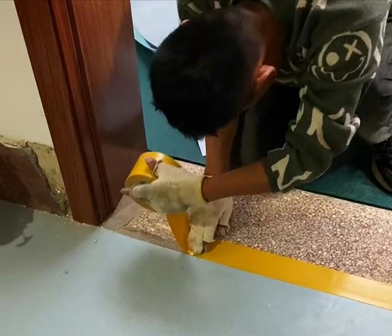 pvc塑胶地板施工费用多少钱一平米,冬季pvc塑胶地板施工不能用火烤