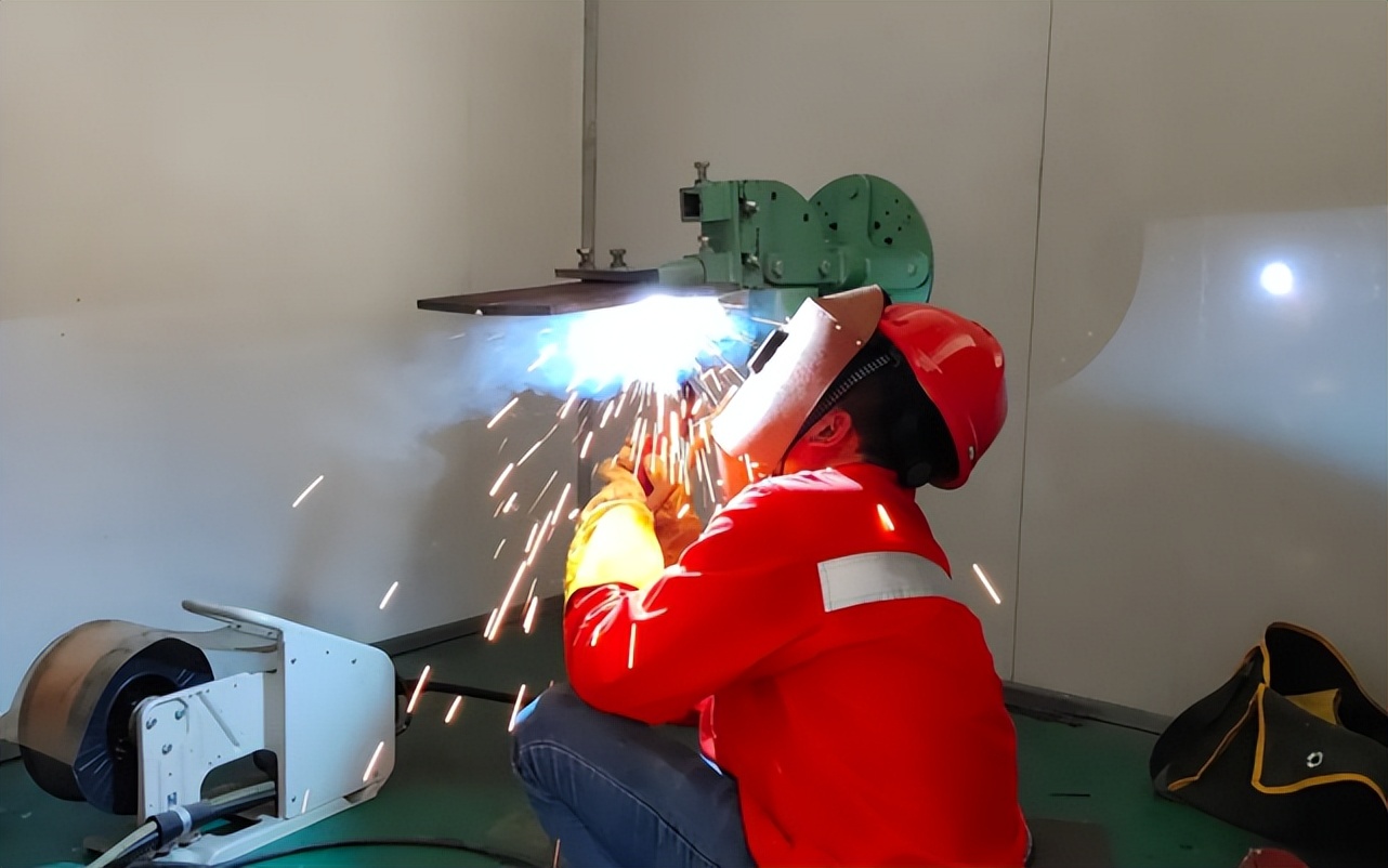 电焊弧光闪了眼睛最有效的办法,电焊闪了眼睛最快的治疗办法