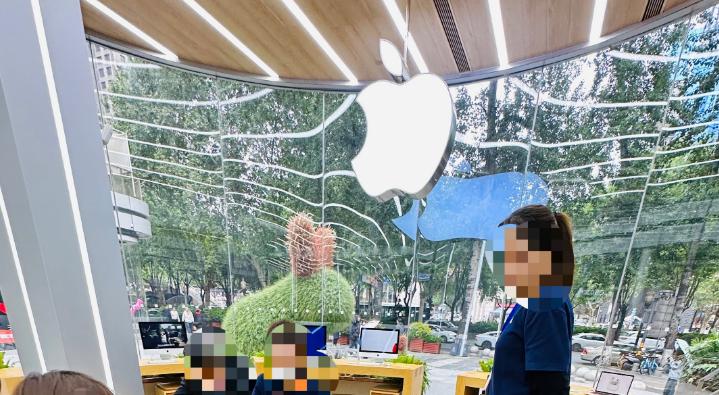 华商记者帮||本想买块表，进店后贷了款还拿到多个非“苹果”配件