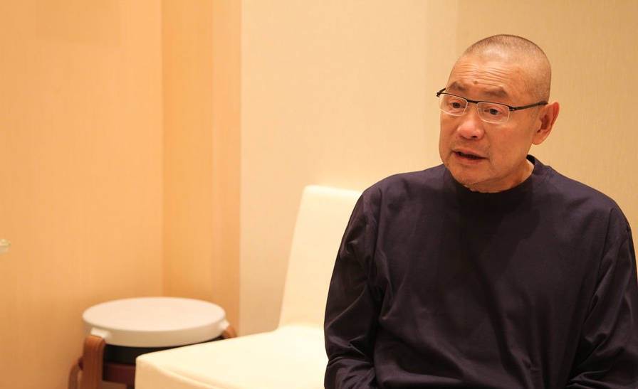 广东男人，逆袭成香港富豪，花10亿买飞机，如今妻子成接班人