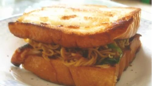 汤加国王放弃权力,汤加国王坐宝座