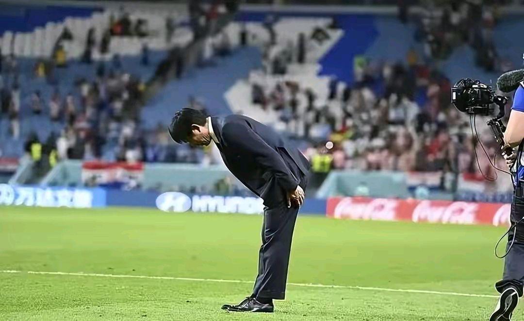 冈田武史对日本队没有晋级8强分析原因中国男足应多向日本学习