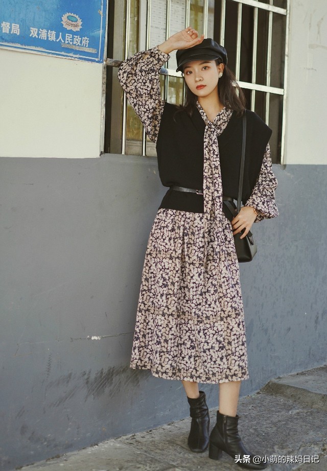 穿碎花连衣裙配什么样的鞋子好看,55岁女人穿黑色连衣裙配什么鞋子