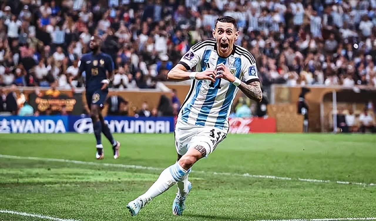 一碰就倒，一倒就是点球！球迷：一场造神运动！直接颁奖吧！