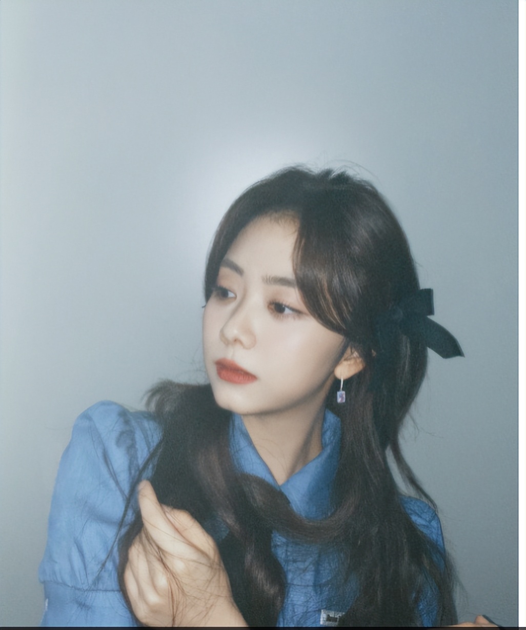 谭松韵穿西装变身酷girl超养眼,谭松韵西装革履花领带