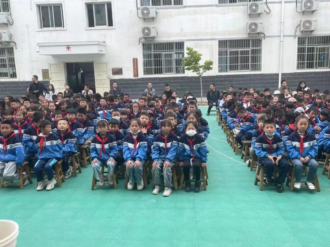 开展迎六一交通安全进校园活动,迎六一平安交通安全宣传活动