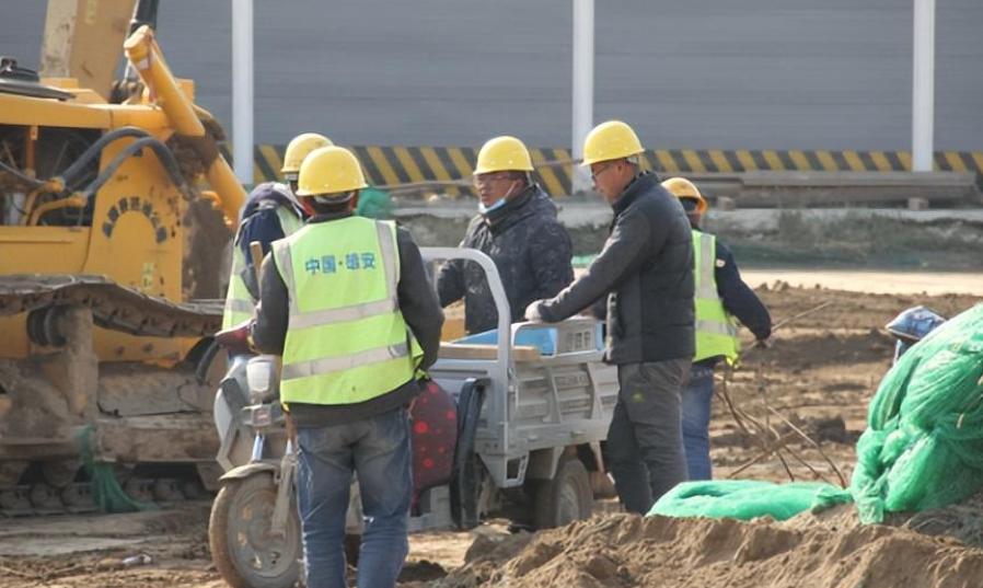 某地女子工地干活撞见男子撒尿，日思夜想成病，竟报警让对方负责