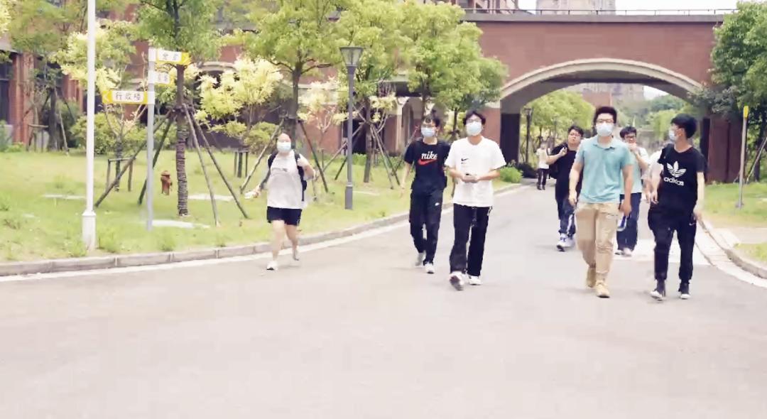 高考结束别忘了谢谢父母,高考结束后你忘得了她吗